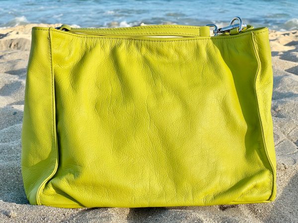 Tahitian lime bag back view on a sandy beach