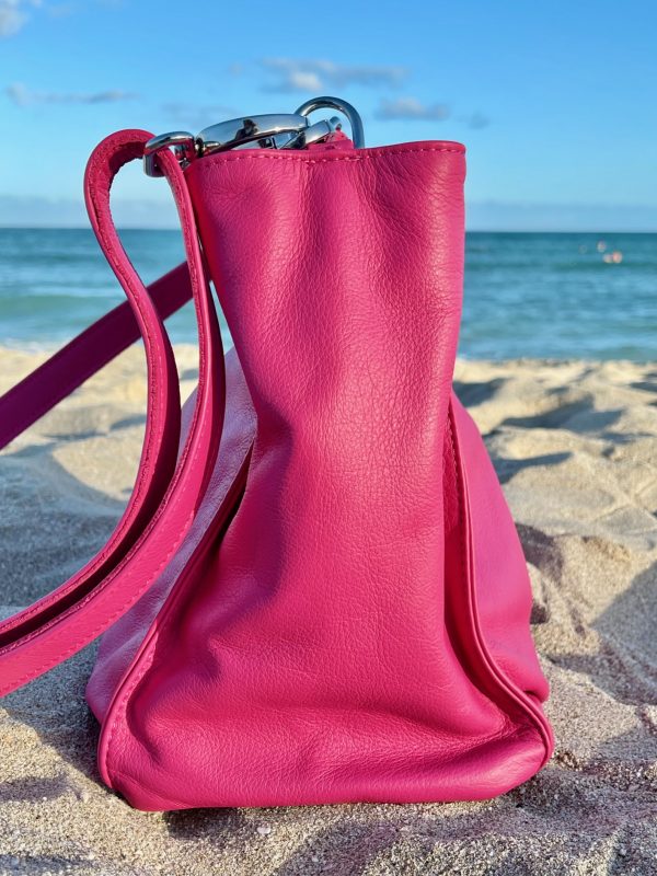 Hibiscus Pink bag side view on a sandy beach with ocean in the background